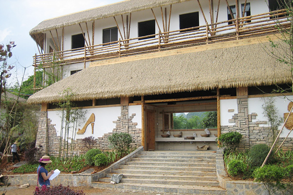 為什么使用仿真茅草比天然茅草還要廣泛呢？